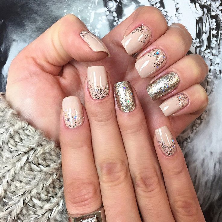O mude foi o esmalte da unha e o glitter dourado deu o toque final. Repare que o brilho foi aplicado de forma disforme, tanto nas pontas como na base da unha (Foto: Reprodução)